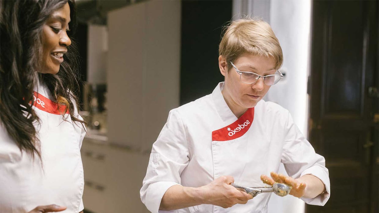 Sodexo-Koechinnen Anja Rotte und Catherine Richert beim Zubereiten von Speisen in der Küche von Haya Molcho (Neni)