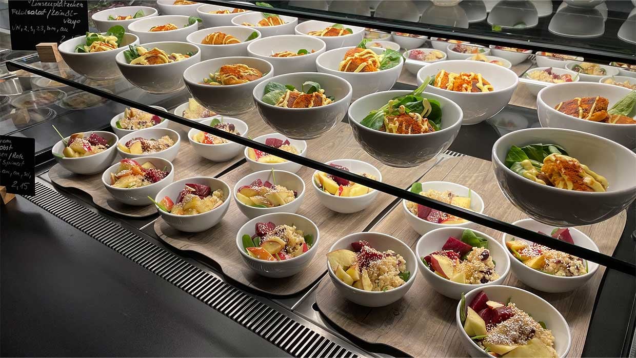 Kühltheke im Sodexo-Betriebsrestaurantbei PwC mit Salaten und Desserts