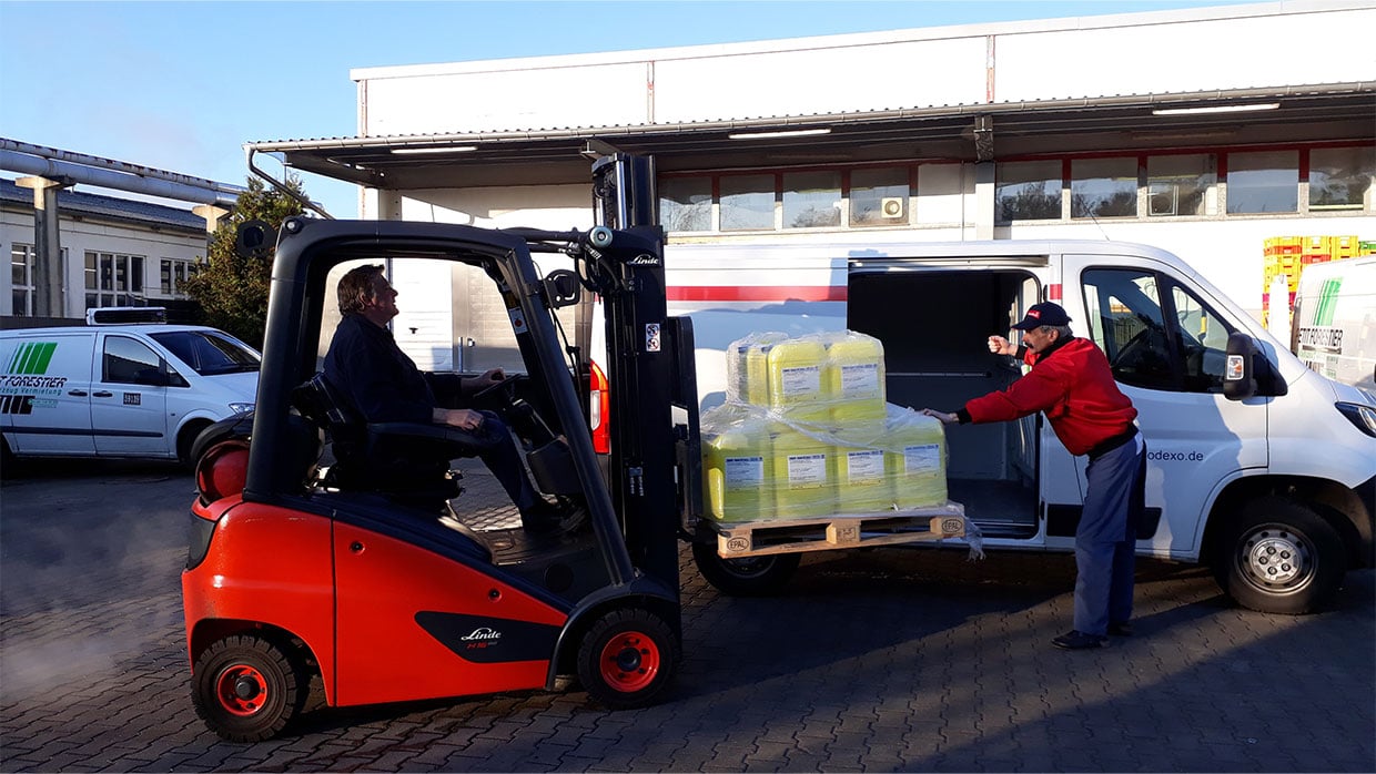 Zwei Sodexo-Mitarbeiter verladen mit Gabelstapler hygiene-kritische Produkte im Zentrallager in Werder. 