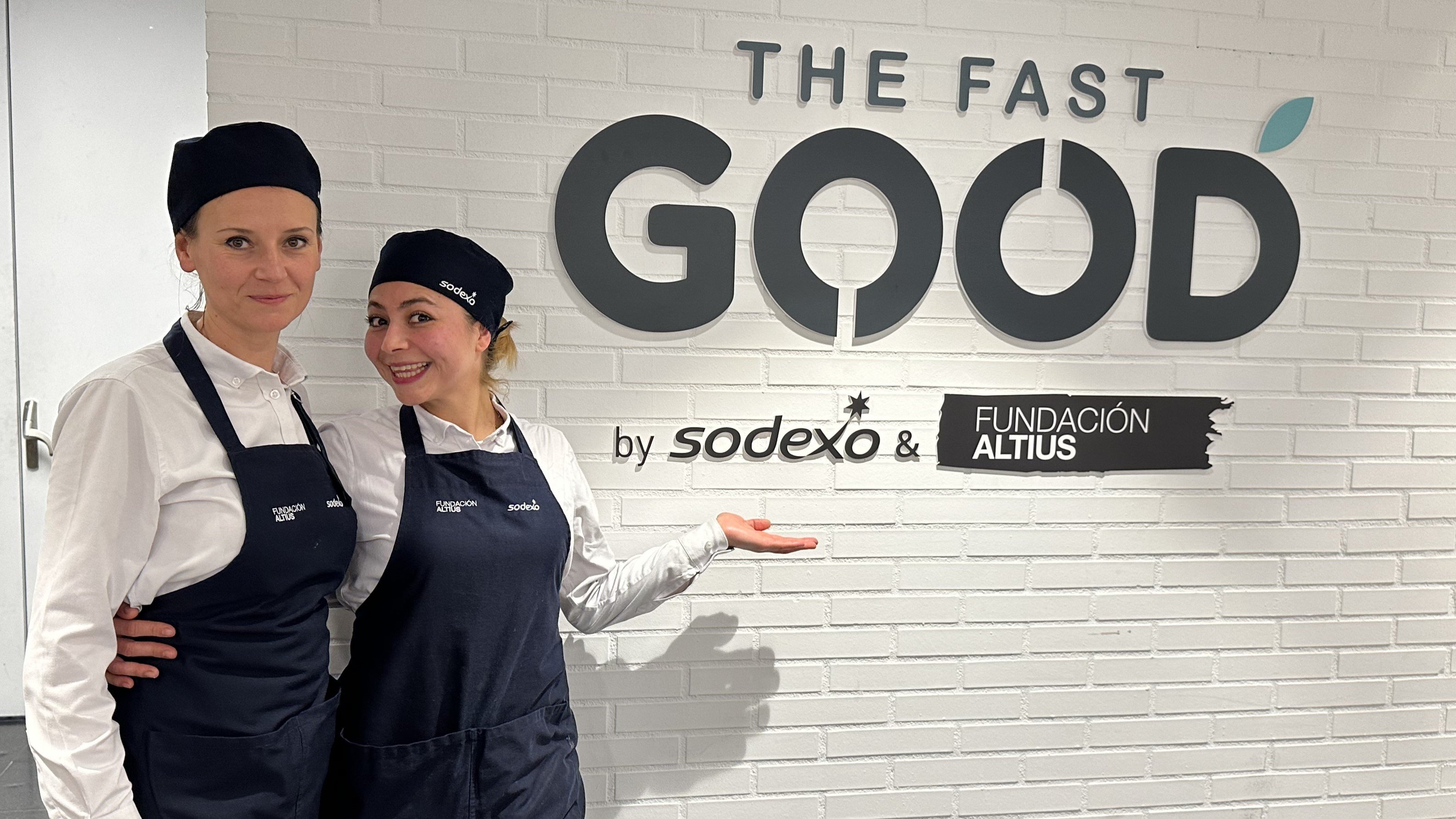 Dos mujeres con el delantal de Sodexo sonriendo