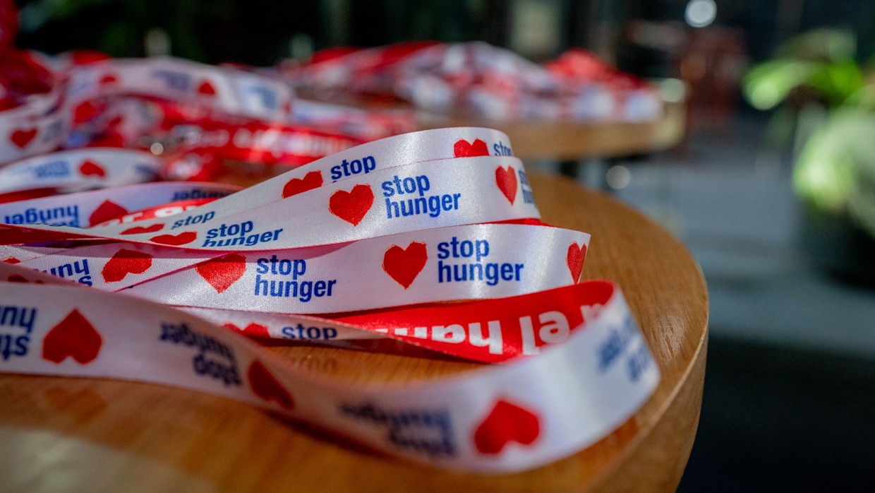 Cintas con el logo de Stop Hunger