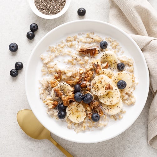 Bol de desayuno con avena y otros alimentos