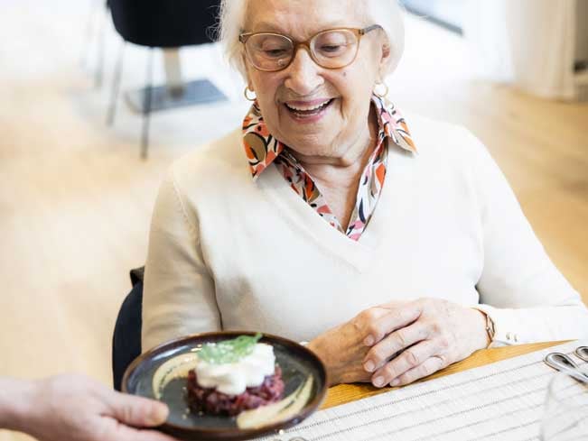 hyvinvointalueeti-ja-hoivakodin-ateriapalvelut-vanhuksille--651x489