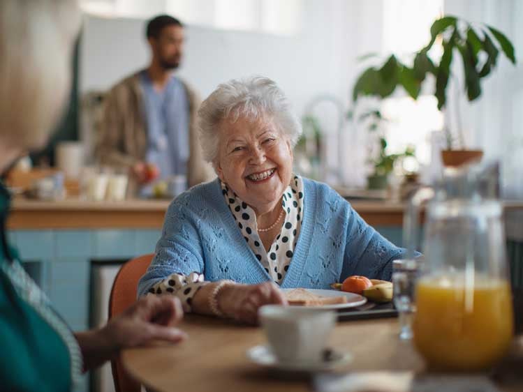 hyvinvointialueet-hoiva-vanhusten-ruokailu-749x562HeroBanner
