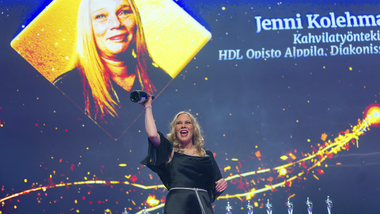 Palkittu Jenni Kolehmainen lavalla