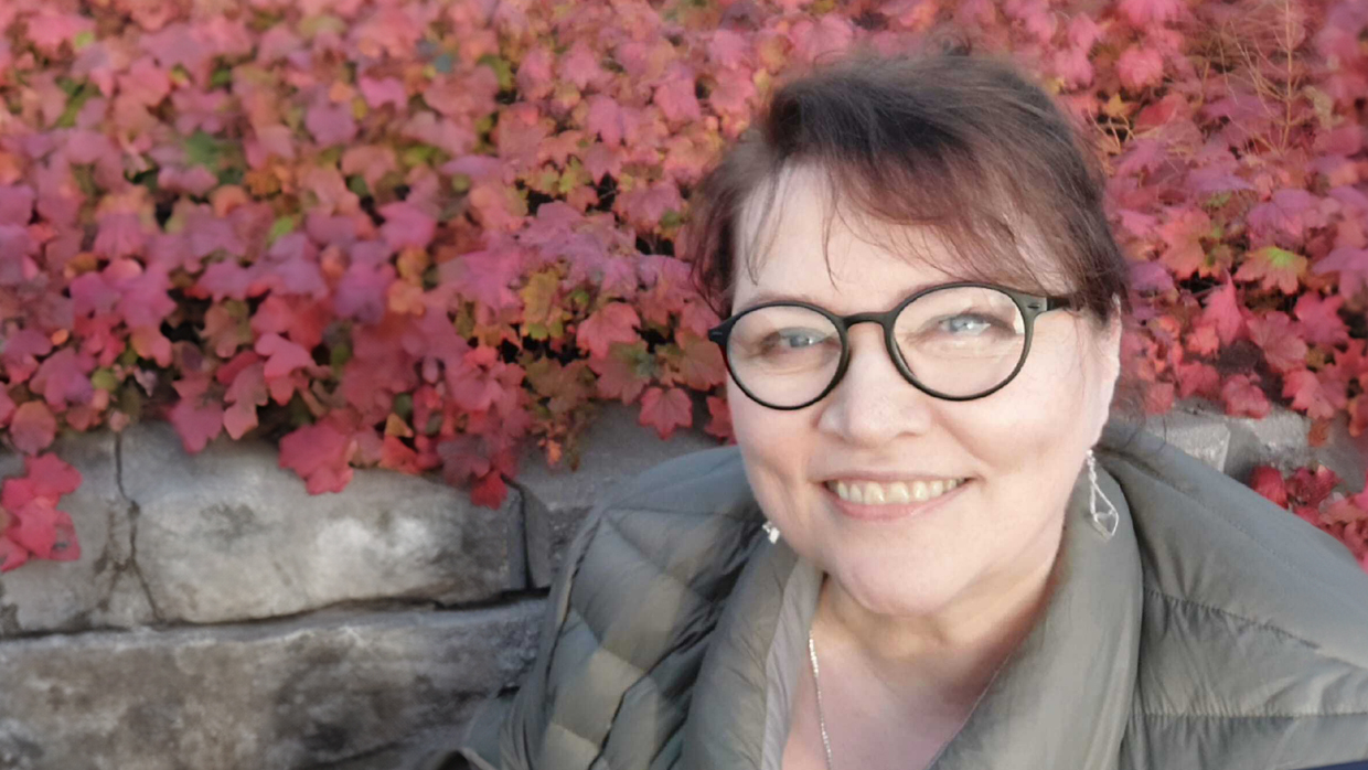 Päivi Eskelinen hymyilee.