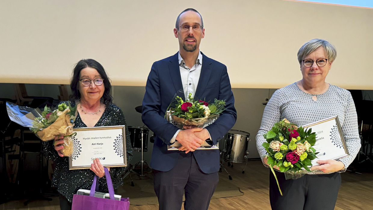 Hyvän mielen tunnustuksella palkittu Airi Harju kuvassa vasemmalla.