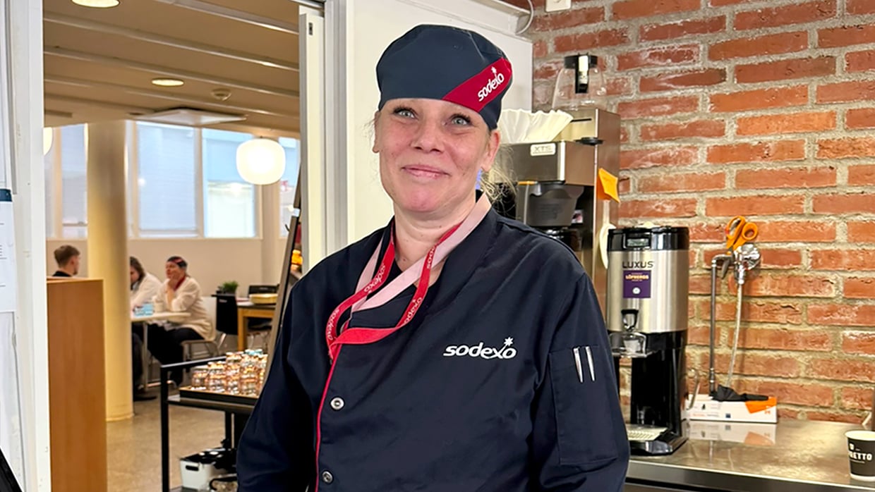 Jenni Kolehmainen kahvilan kassalla