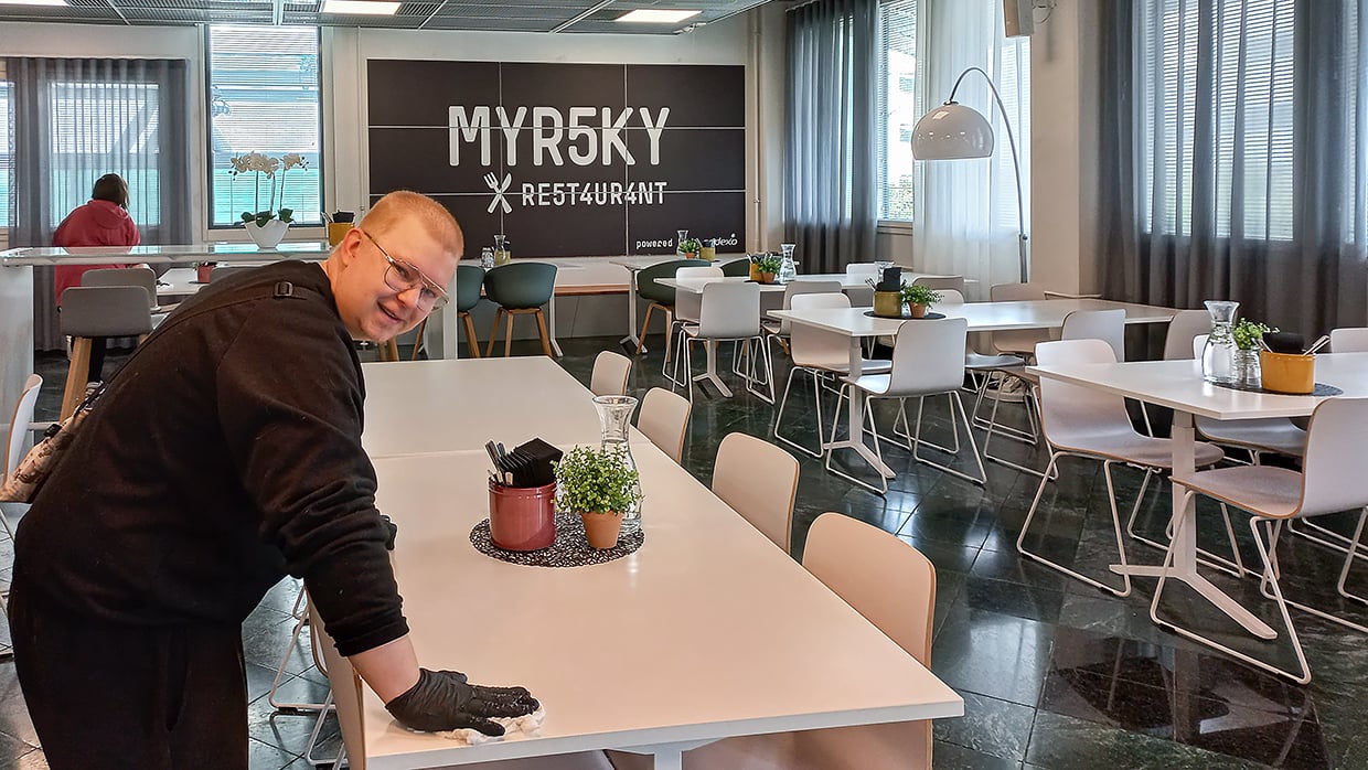 Pohteen asiakkaita ravintola Myrskyssä