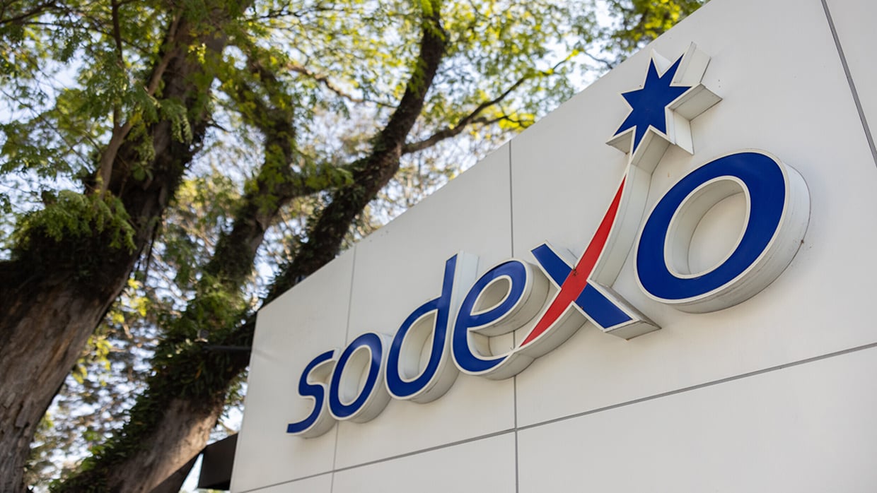 Sodexo-logo rakennuksen julkisivussa.