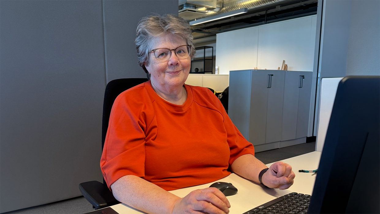 Tarja Tuomainen työpisteellään.