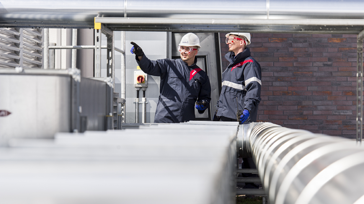 Sodexon kiinteistöhuollon työntekijöitä työvarusteet yllään.