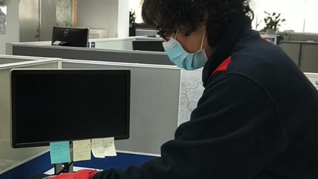 Employé Sodexo entrain de nettoyer
