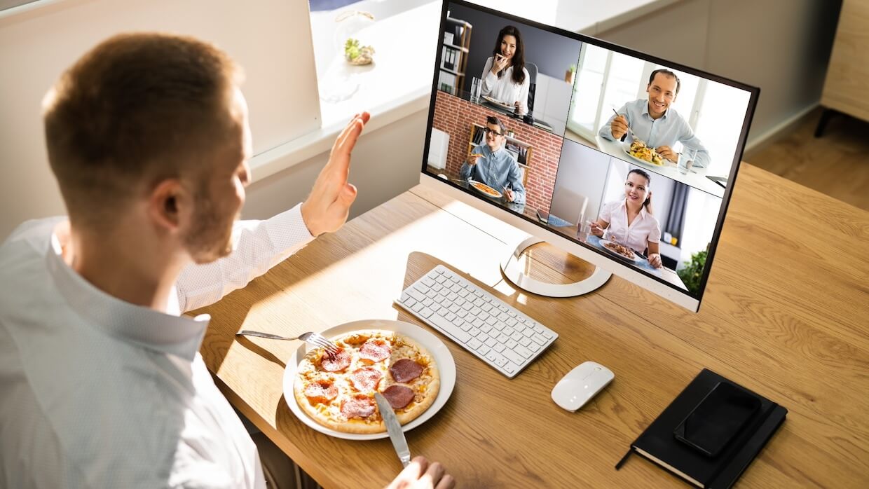 Collaborateur qui déjeune devant son ordinateur