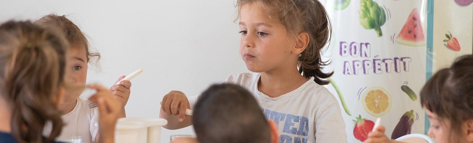 enfants à la cantine