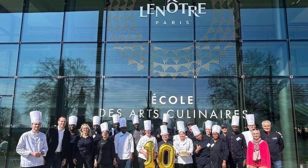 cuisiniers devant l'école Lenotre