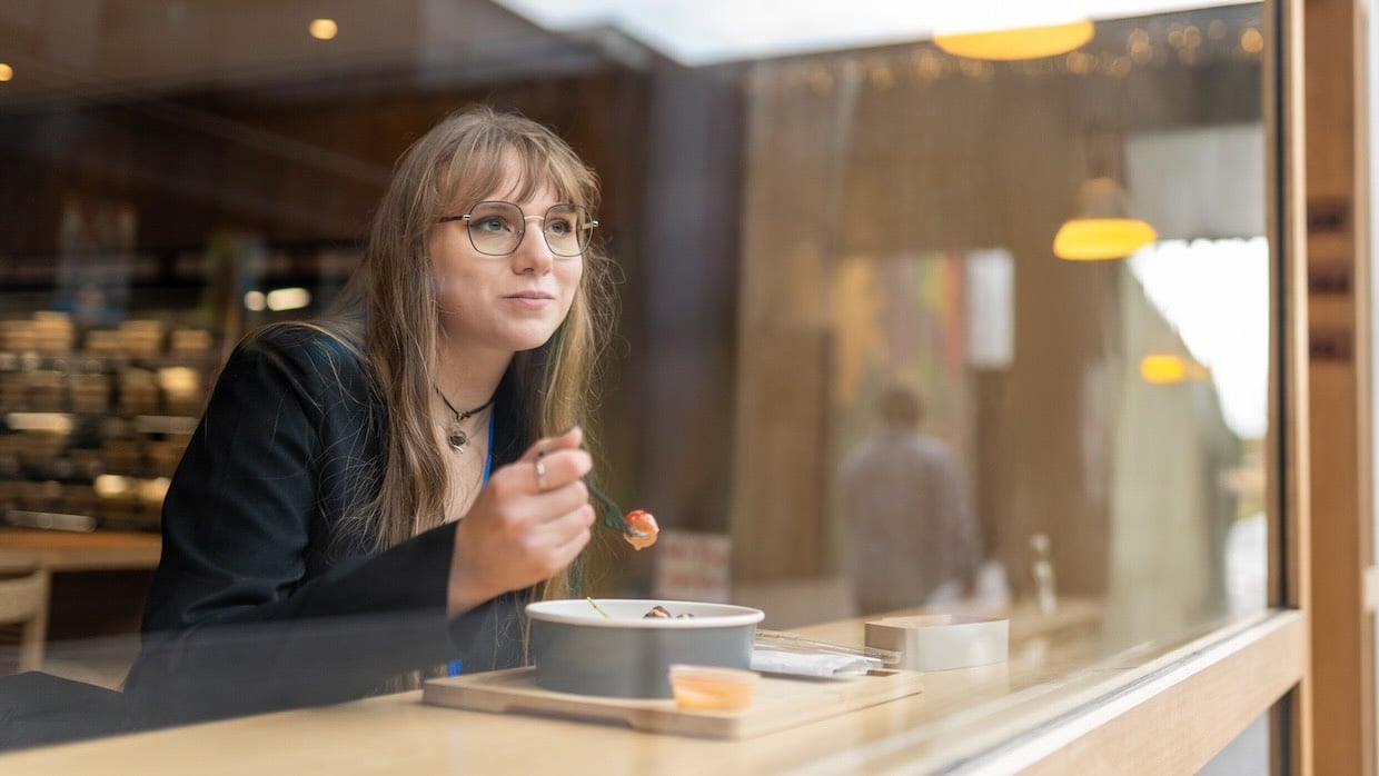 femme qui dejeune
