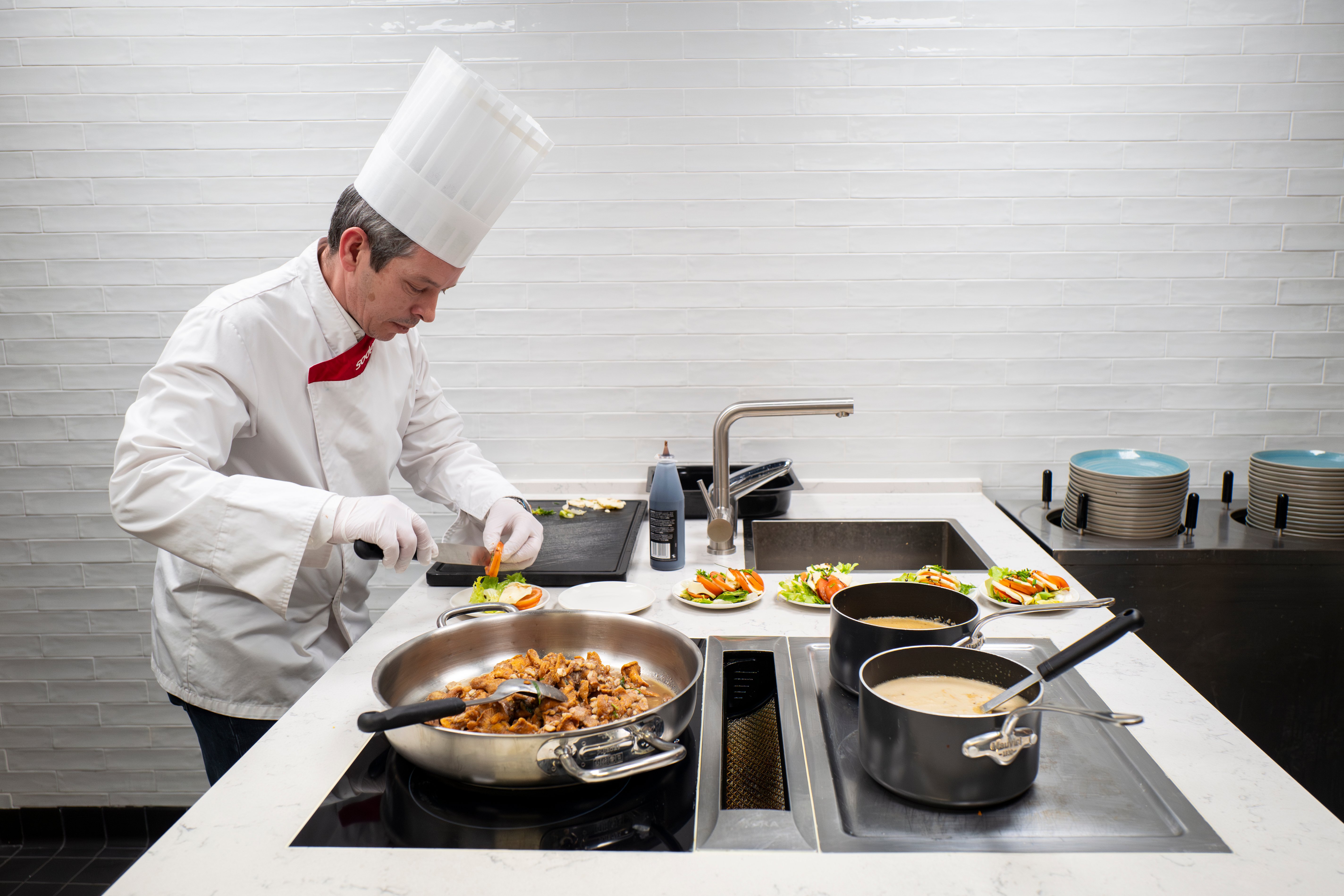 Un chef Sodexo en train de cuisiner 