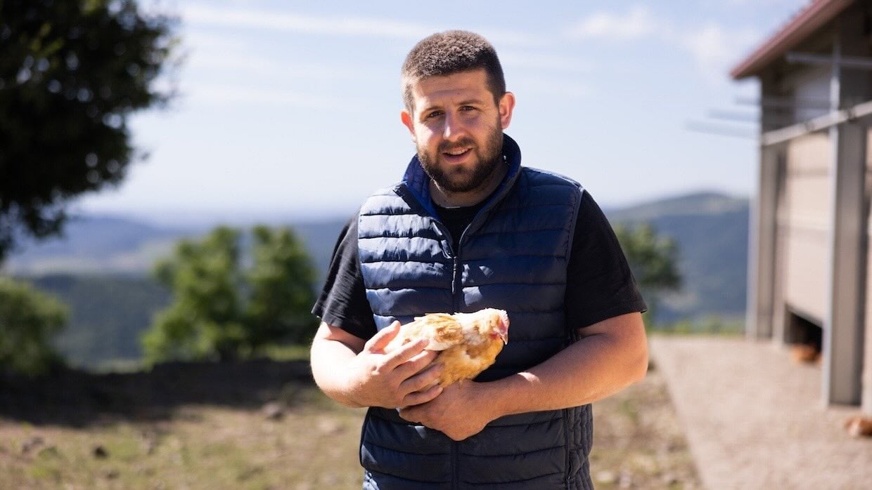 homme avec une poule