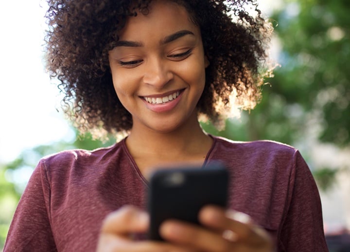 femme qui regarde son téléphone