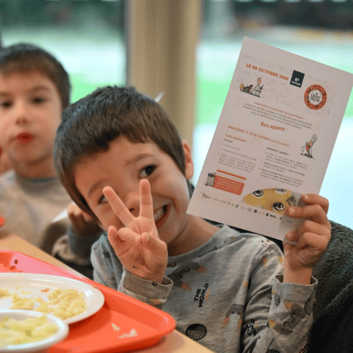 Enfant avec un document