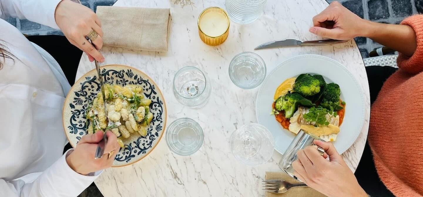 table avec des plats