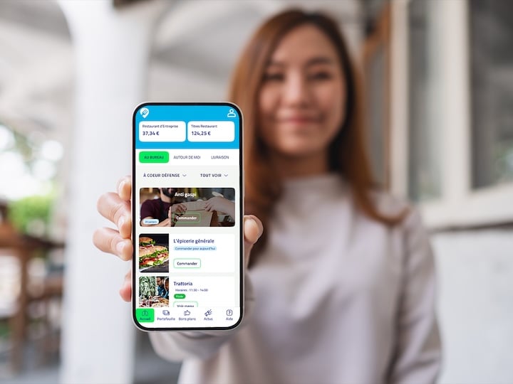 Femme avec l'application TOQLA