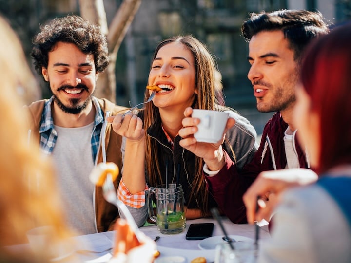 Personnes entrain de déjeuner