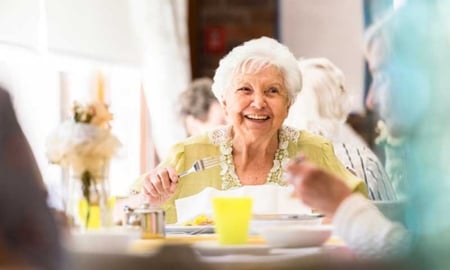 senior à table