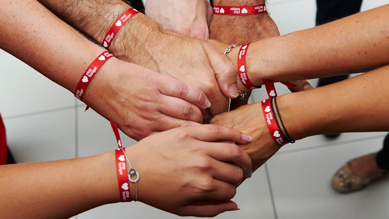 mains avec bracelets stop hunger
