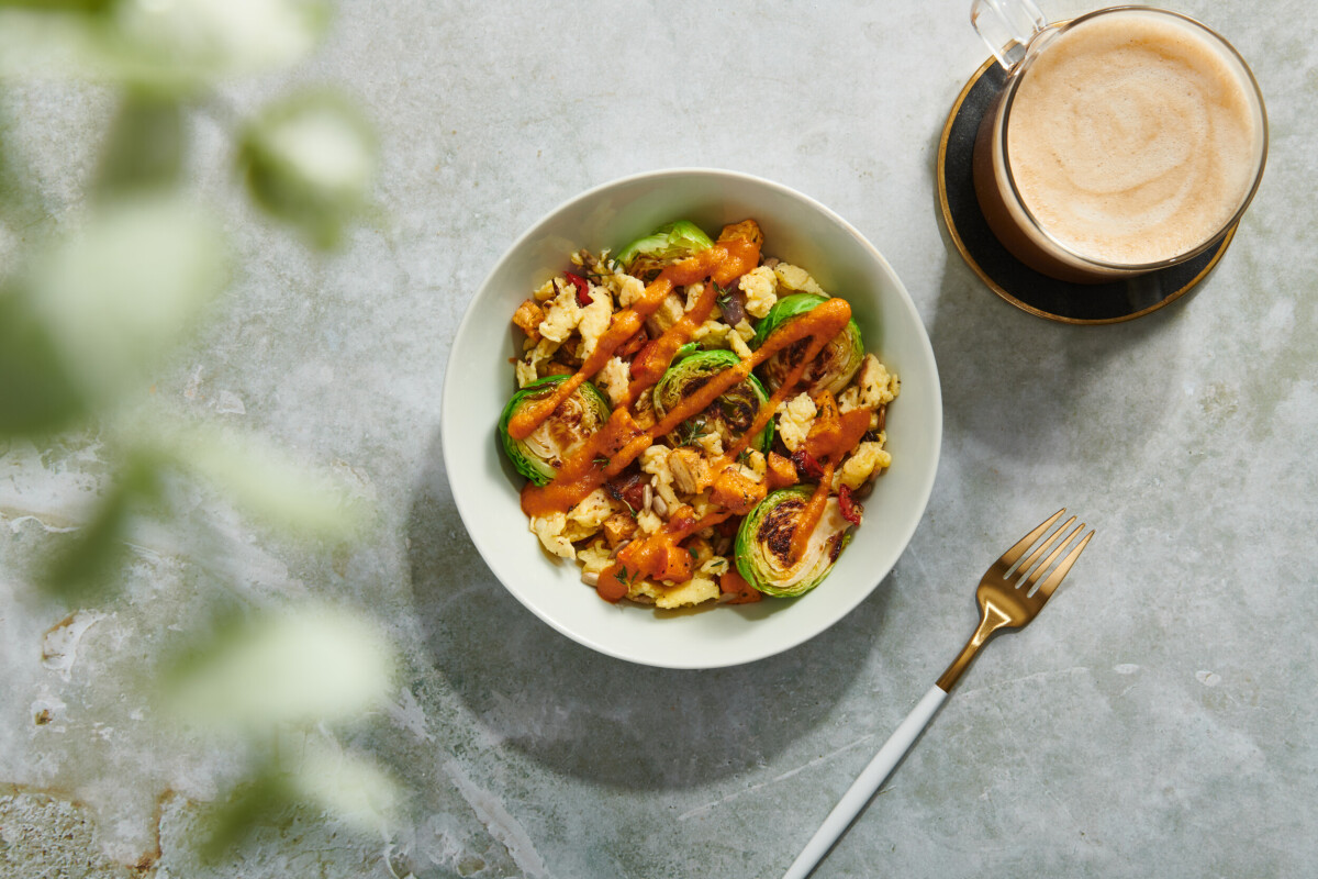 salade coloré et café vue du haut