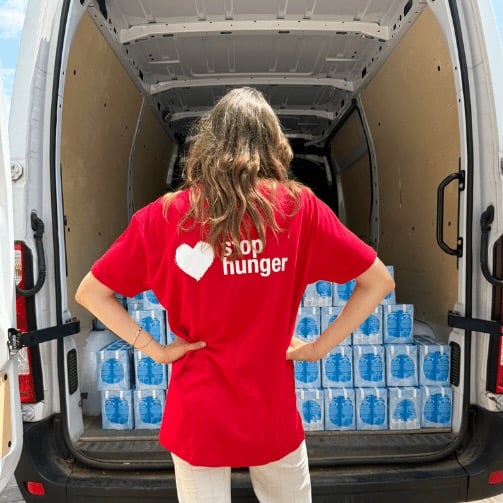 femme avec le t-shirt stop hunger