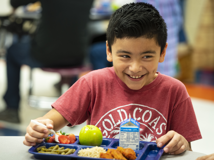 kid-eating-at-school