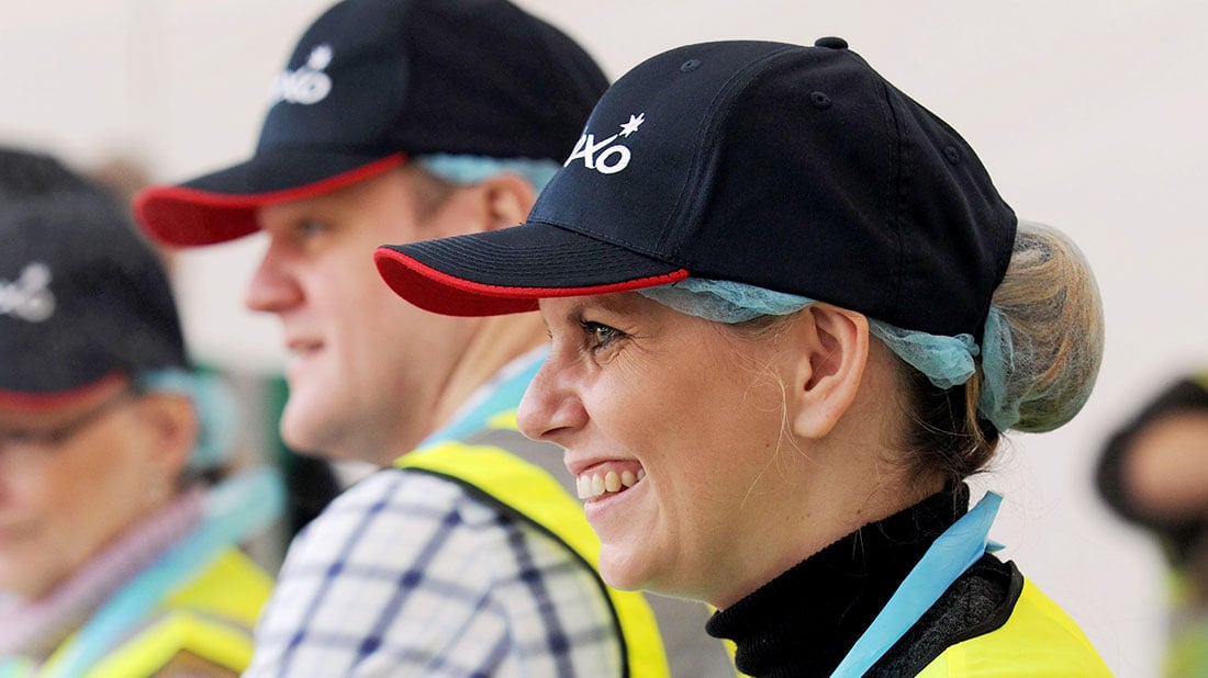 Donna con cappello Sodexo ride 