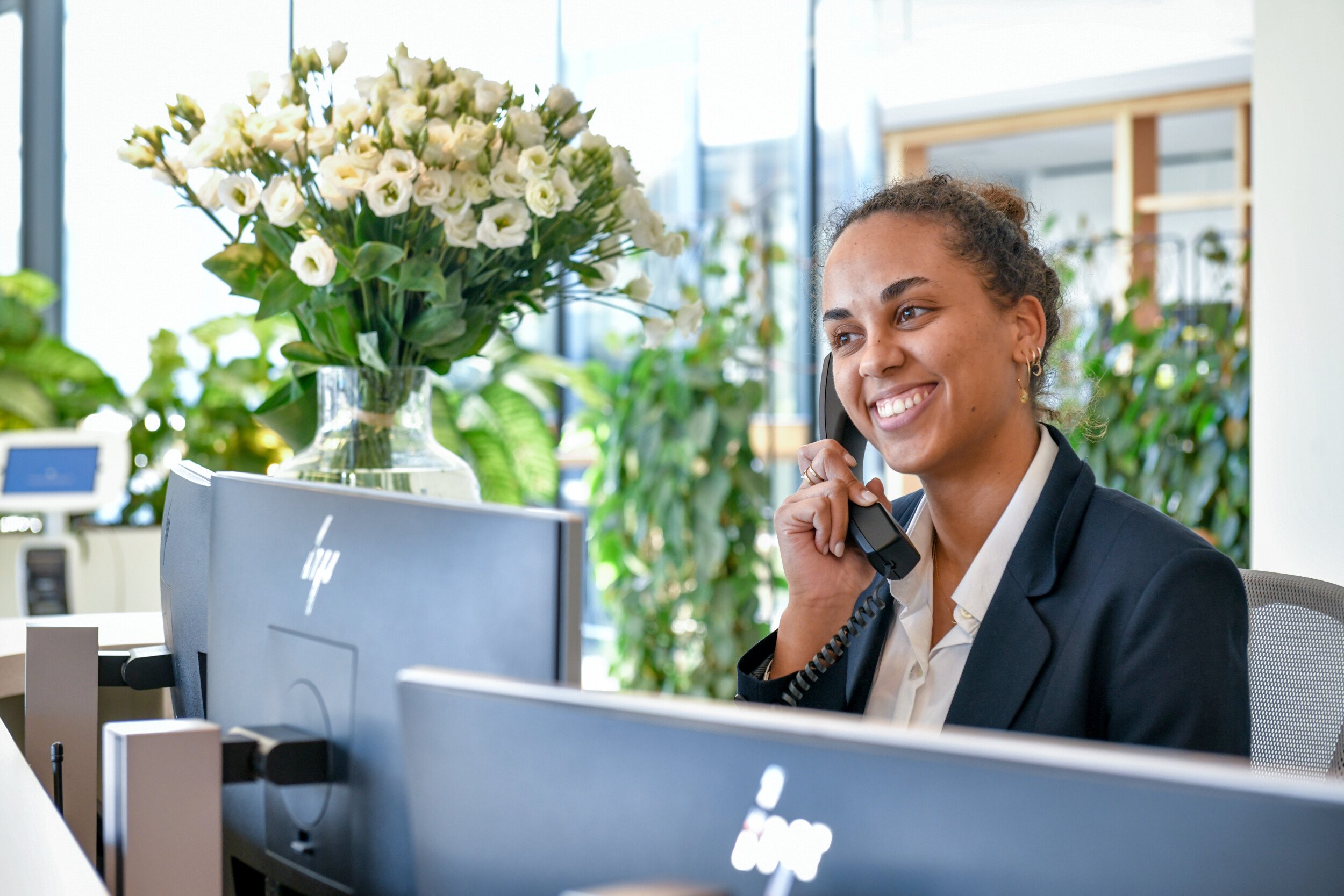 Segretaria risponde al telefono sorridendo