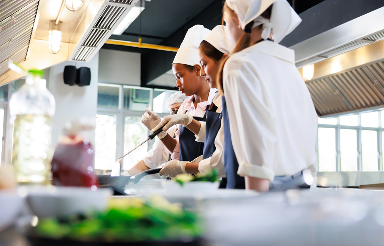Cuoche tirocinanti studiano per lavorare nei ristoranti Sodexo