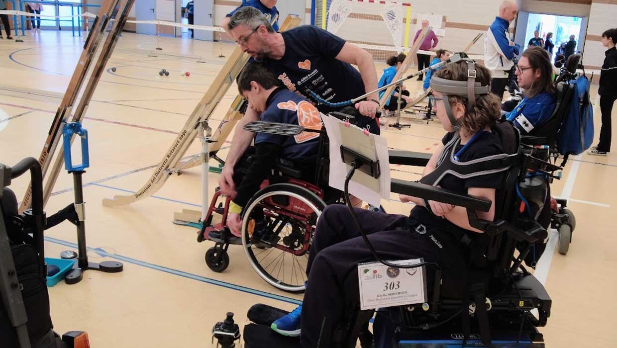 Atleti paralimpici si preparano al torneo di boccia paralimpica organizzato da Sodexo assieme all'associazione Blue Angels