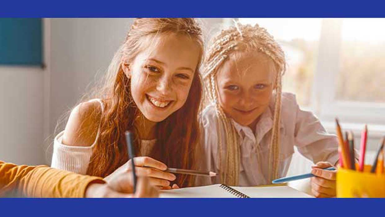 Bambine sorridenti in aula in onore alla rinnovata partnership tra Crescendo e il CPP di Daniele Novara
