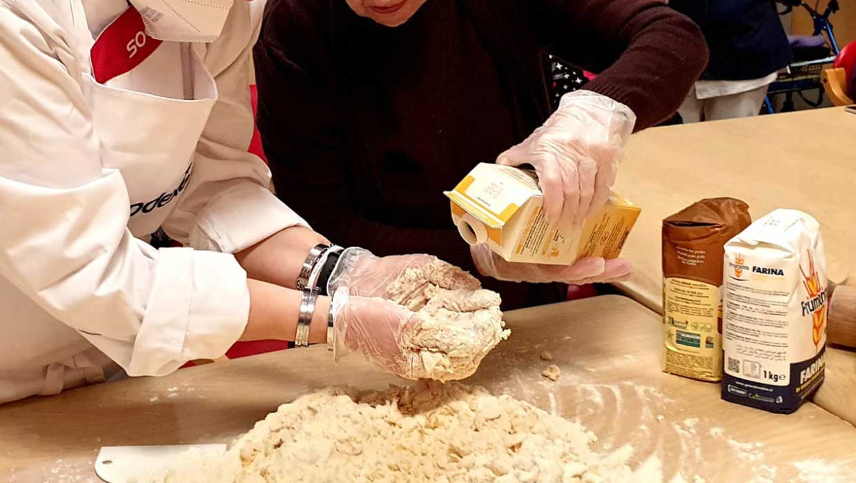 Sodexo, gli anziani si divertono impastando la farina nel laboratorio di stimolazione sensoriale all’Asp di Cordendons