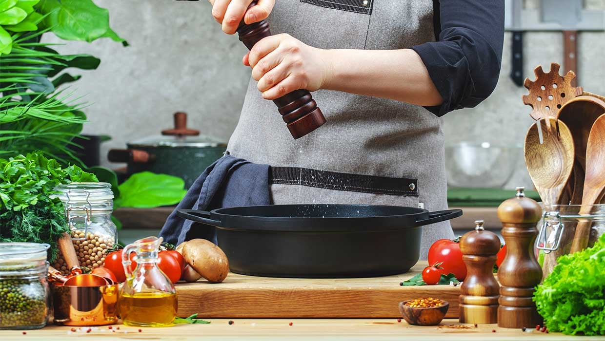 Cucina piena di erbe aromatiche
