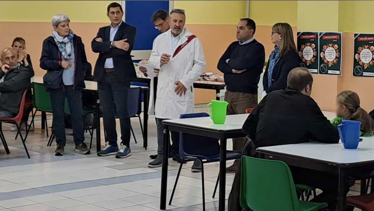I genitori si radunano al centro cottura di Castelletto Sopra Ticino per scoprire servizio di refezione scolastica gestito da Sodexo