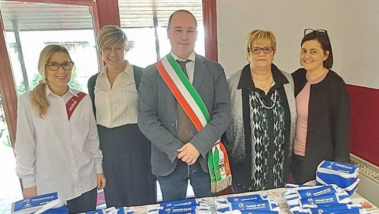 La scuola primaria di Ballabio combatte la lotta allo spreco alimentare distribuendo ai bambini 130 Food Bag riciclabili