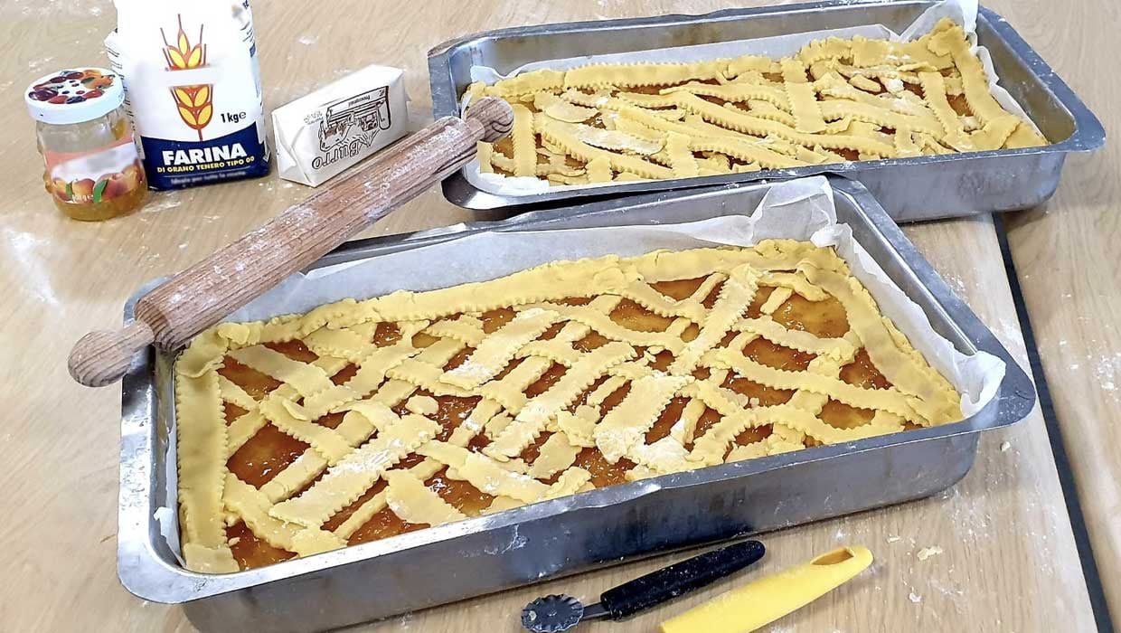 Anziani in cucina in un'esperienza multisensoriale presso l'ASP Virginia Fabbri Taliento di Cordenons