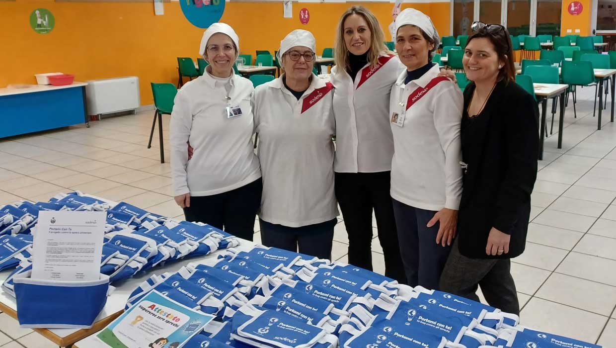 Lierna, cuoche e insegnanti distribuiscono 90 Food Bag antispreco ai bambini della scuola primaria