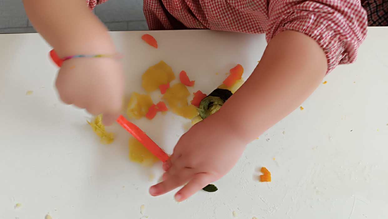 Bambino gioca con le verdure