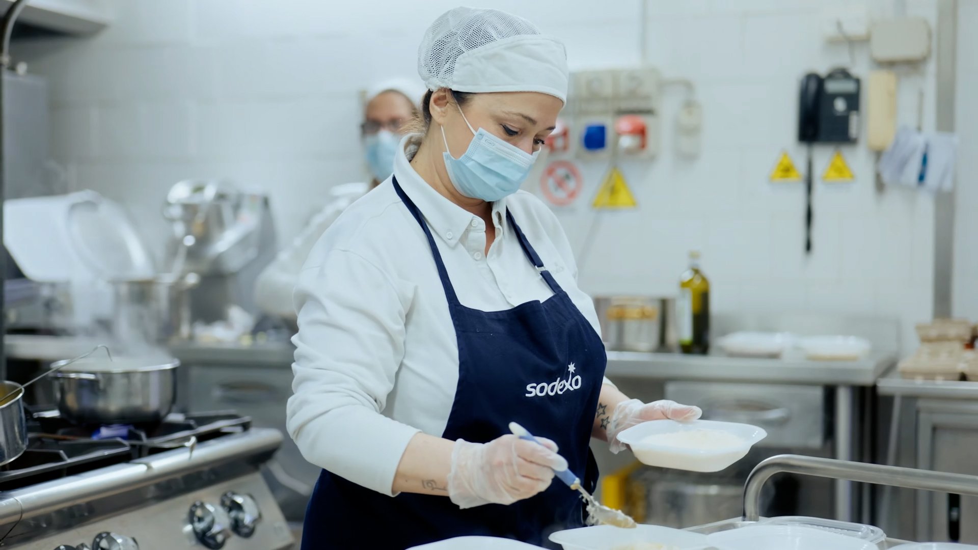 Cuoca cucina per il progetto OpenKitchen