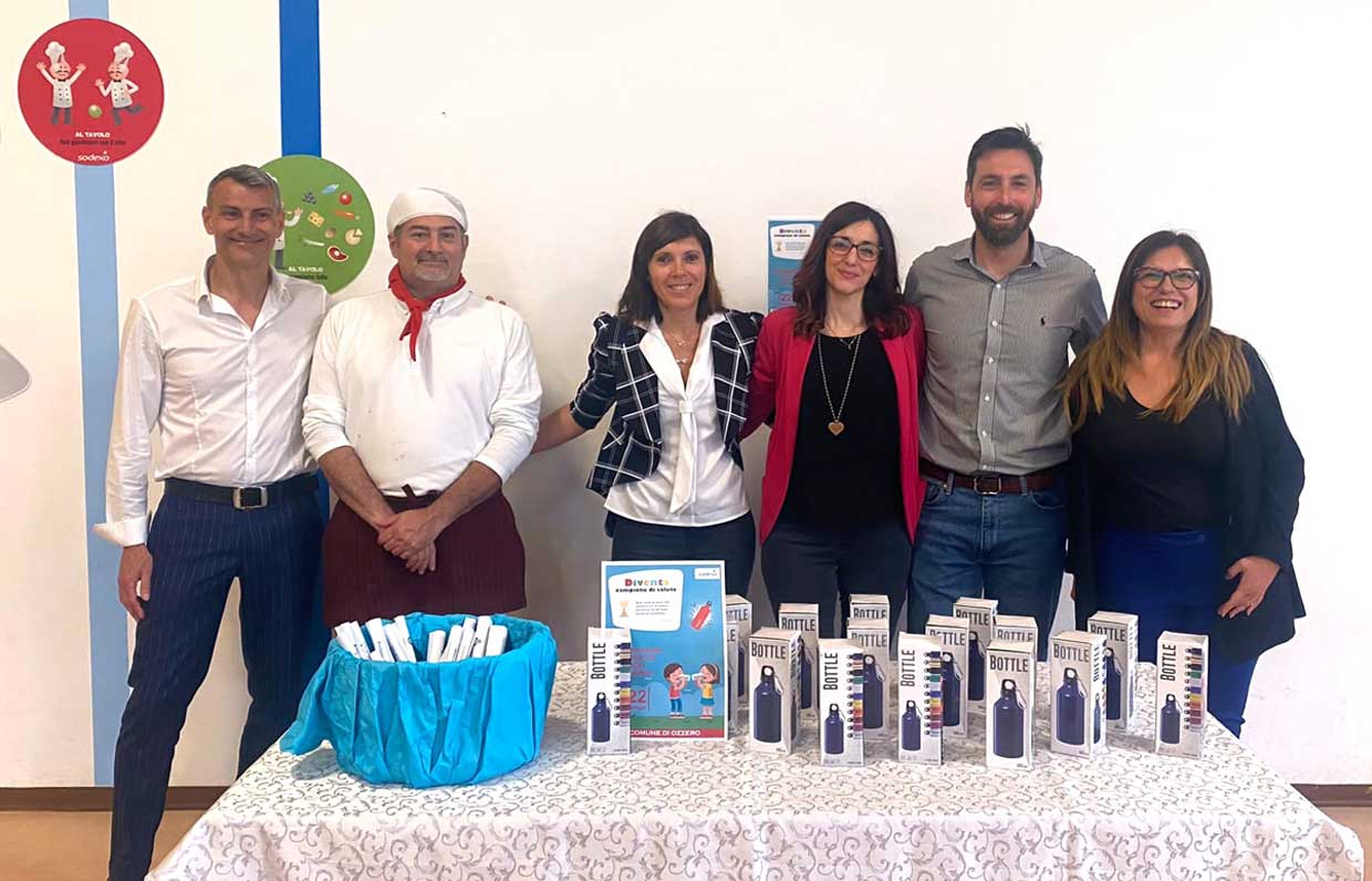 Gli insegnanti di Ozzero distribuiscono 150 borracce metalliche ai bambini