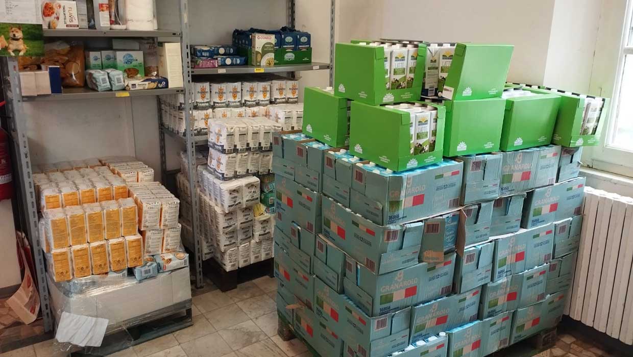 2,5 tonnellate di cibo nei magazini di Rosignano Marittimo pronte a essere donate a famiglie in difficoltà