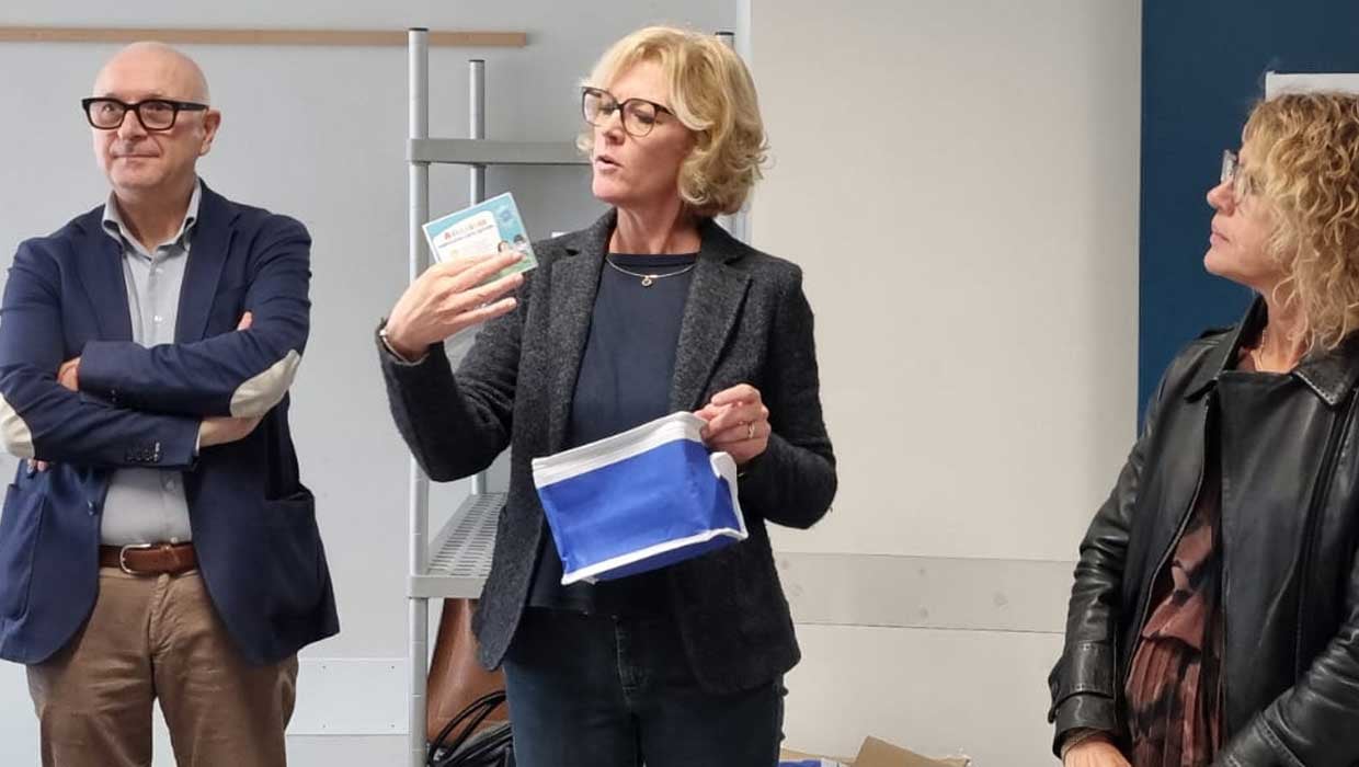 Gli insegnanti della scuola primaria Don Bosco, Torreglia, consegnano 80 Food Bag antispreco e riciclabili ai bambini 