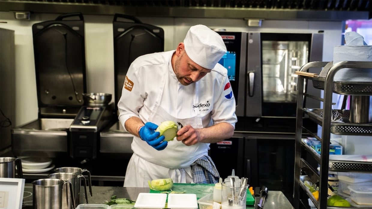 Sodexo-chef Robert Janse bereidt zijn award-winning gerecht
